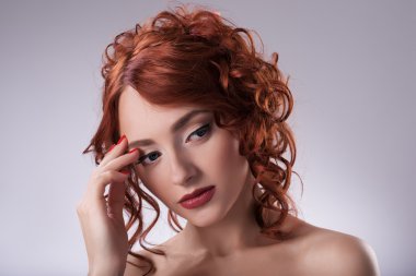 Moda stil genç Kızıl saçlı kız portresi