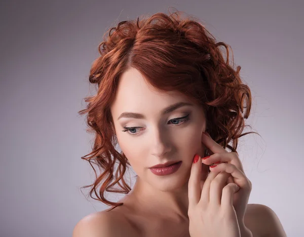 Retrato de menina ruiva jovem em estilo de moda — Fotografia de Stock