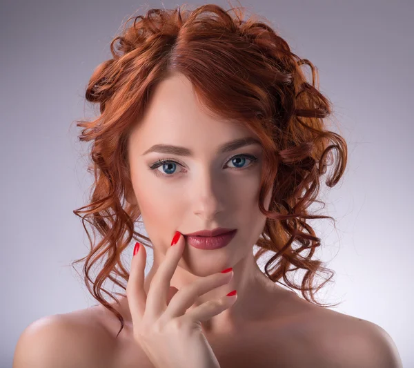 Portret młodej rudowłosej dziewczyny w stylu mody — Zdjęcie stockowe