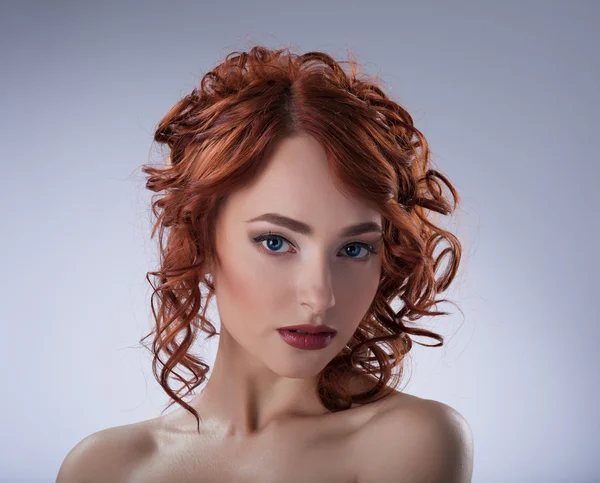 Retrato de menina ruiva jovem em estilo de moda Fotos De Bancos De Imagens