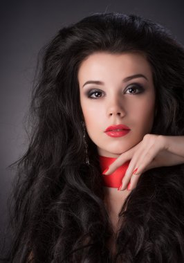 Moda stil genç esmer kız portresi