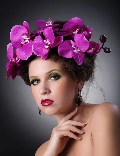 Portrait of young brunette girl in fashion style — Stock Photo, Image