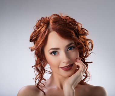 Moda stil genç Kızıl saçlı kız portresi