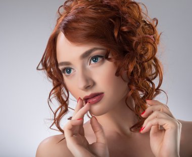 Moda stil genç Kızıl saçlı kız portresi