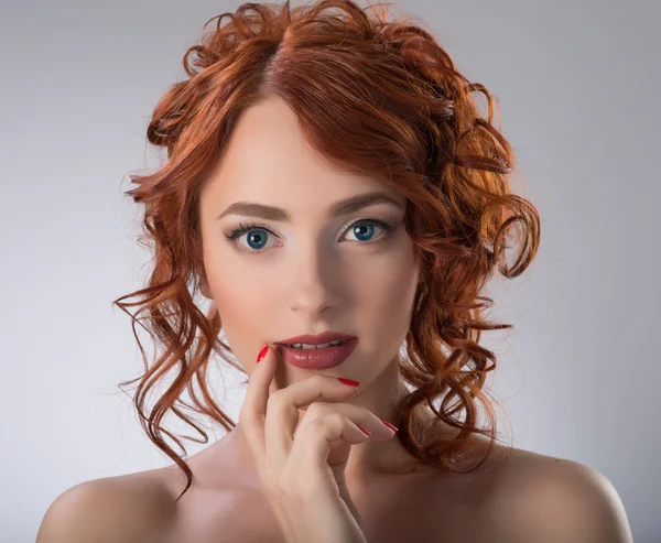 Moda stil genç Kızıl saçlı kız portresi — Stok fotoğraf