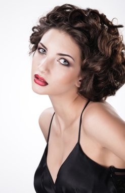 Moda stil genç esmer kız portresi