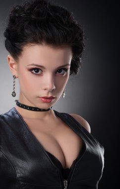 Gotik tarzı genç esmer kız portresi