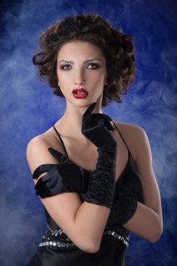 Moda stil genç esmer kız portresi