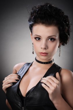 Gotik tarzı genç esmer kız portresi