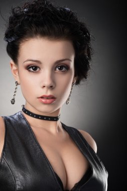 Gotik tarzı genç esmer kız portresi