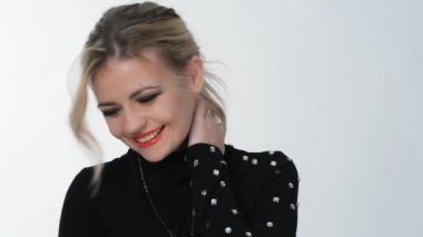 Genç sarışın kız stüdyoda poz