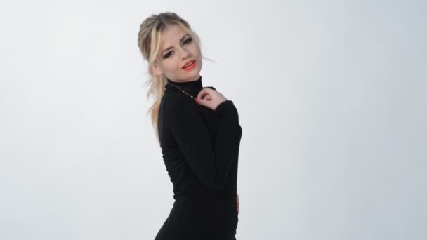 Ung blond tjej poserar i studio — Stockvideo