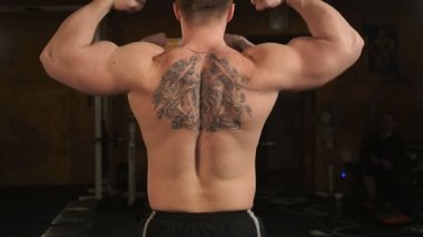 sağlıklı kas genç adam stüdyoda poz