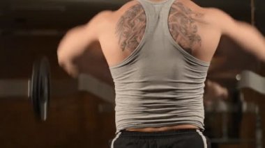 sağlıklı kas genç adam stüdyoda poz