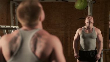 sağlıklı kas genç adam stüdyoda poz