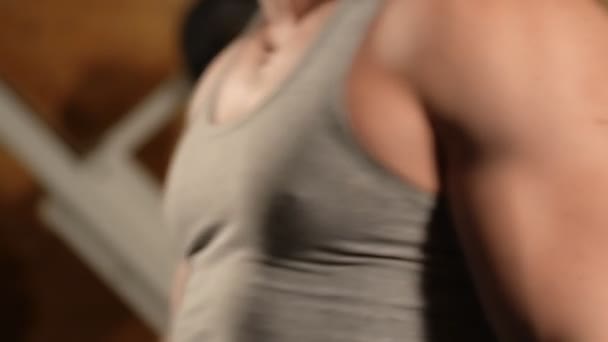 Jeune homme musclé en bonne santé posant en studio — Video