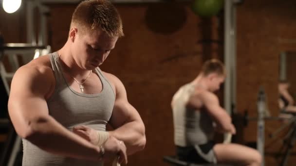 Gesunder muskulöser junger Mann posiert im Studio — Stockvideo
