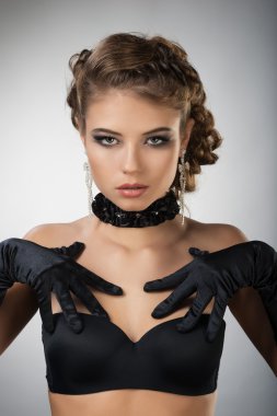 uzun saçlı esmer kız portresi