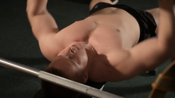 Υγιή μυϊκές νεαρός άνδρας που ασχολούνται με το bodybuilding — Αρχείο Βίντεο