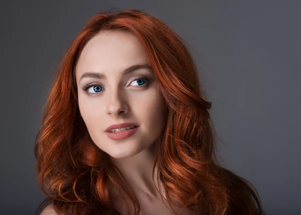 Портрет молодой девушки с рыжими волосами — стоковое фото