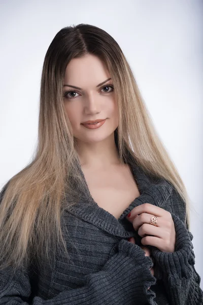 Anbud porträtt av en flicka med långt hår — Stockfoto