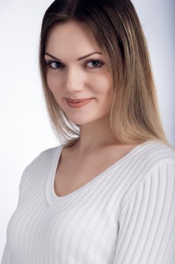 ihale uzun saçlı bir kız portresi