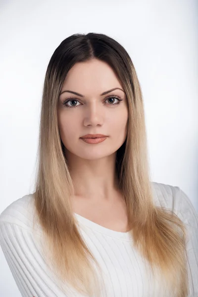 Portrait tendre d'une fille aux cheveux longs — Photo