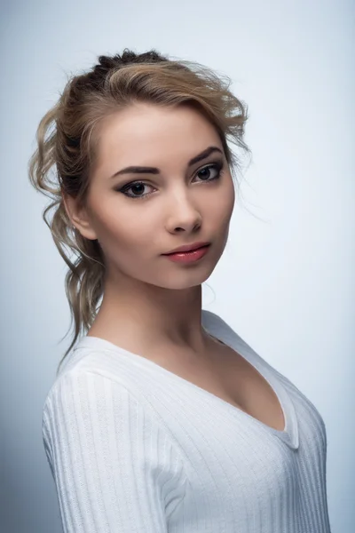 Retrato de menina jovem cabelo castanho — Fotografia de Stock