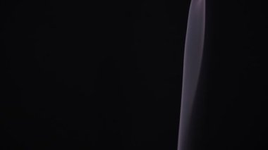 siyah zemin ışık duman