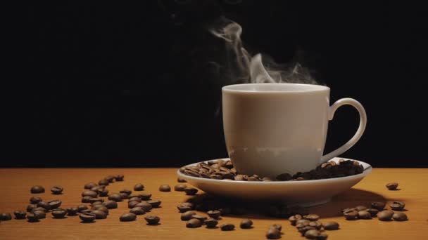 黒を背景にコーヒーを飲みながら — ストック動画