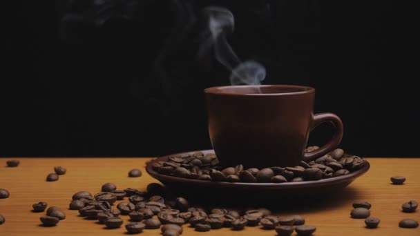 Tasse Kaffee auf schwarzem Hintergrund — Stockvideo