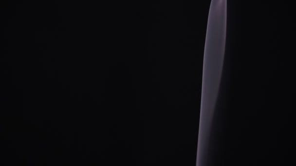 Светлый дым на чёрном фоне — стоковое видео