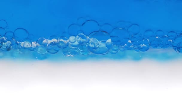Flüssigkeit mit blauen Blasen — Stockvideo