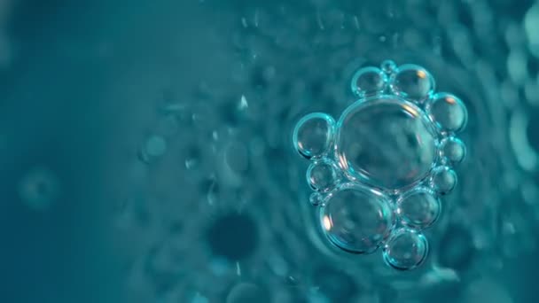 Жидкость с голубыми пузырями — стоковое видео
