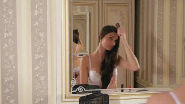 Girl combing her hair before a mirror — Stock Video