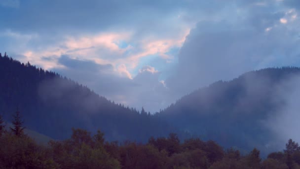 Nevoeiro matutino nas montanhas e a ponte sobre o rio — Vídeo de Stock