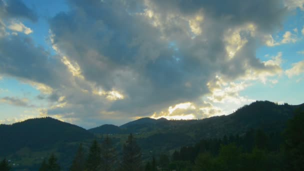 Nevoeiro matutino em montanhas e rio de montanha — Vídeo de Stock