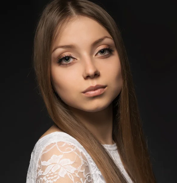 Retrato de una chica con el pelo largo —  Fotos de Stock