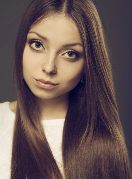 Retrato de uma menina com cabelo comprido — Fotografia de Stock