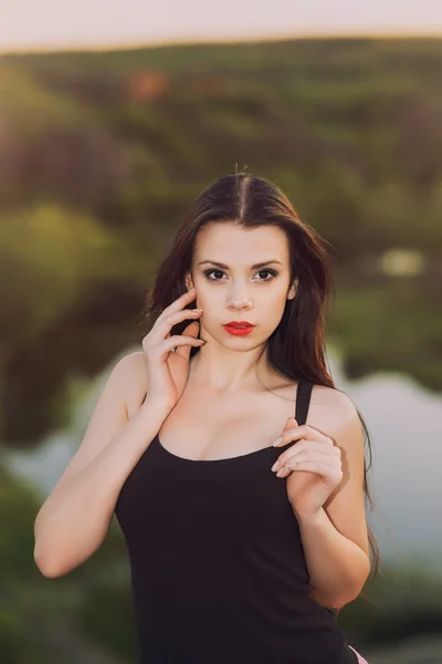 Young girl posing in nature — Stock Photo, Image