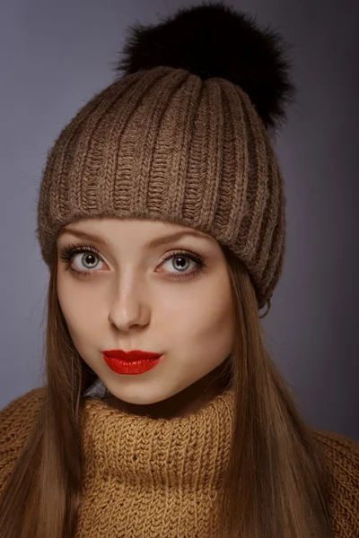 Portrait of a girl in a warm hat — Stock Photo, Image