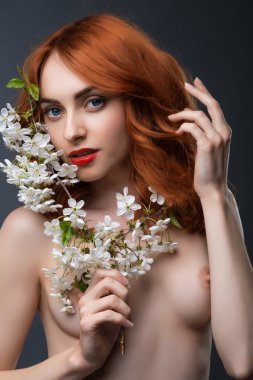 stüdyoda poz çıplak kız