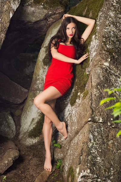 Young girl posing in nature — Stock Photo, Image