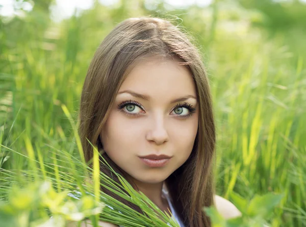 Portrait girl on nature — Stock Photo, Image