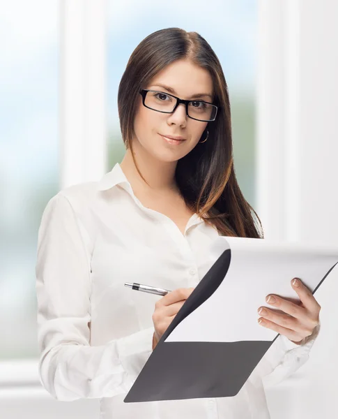 Porträt einer Frau, die Notizen schreibt — Stockfoto