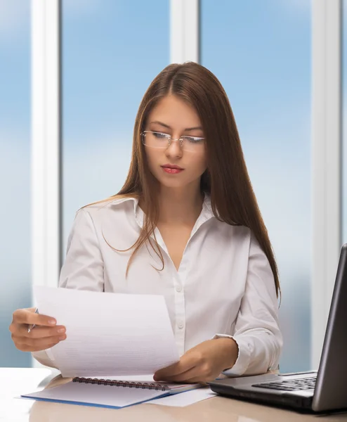 Portrait of a woman reads the document — Stock Photo, Image