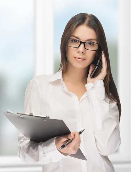 Femme d'affaires parlant au téléphone — Photo