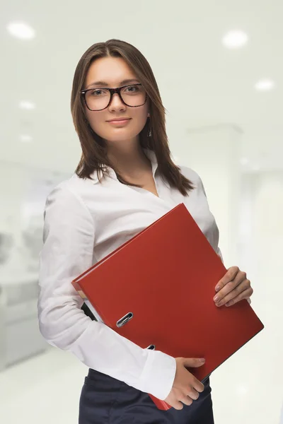 Ung kvinna sekreterare på jobbet — Stockfoto