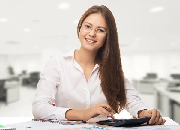 Ung kvinna sekreterare på jobbet på kontoret — Stockfoto