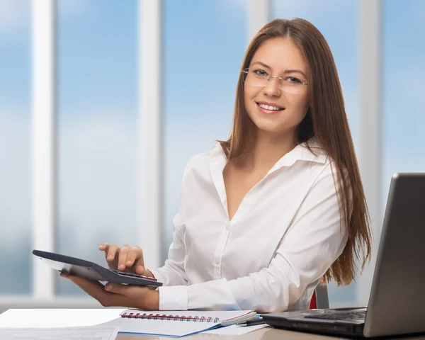 Junge Sekretärin bei der Arbeit im Büro — Stockfoto